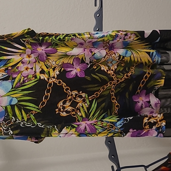 Jenifer Lopez sleeveless floral blouse size is large - Picture 4 of 4